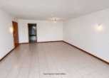 Wohnzimmer - Helle 1,5-Zimmer-Wohnung mit schönem Balkon und Tiefgaragenstellplatz in Toplage am Ulmer Eselsberg